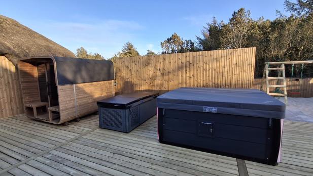 European backyard pool using SPRSUN swimming pool heat pump Piscina europeană din curte folosind SPRSUN pompă de căldură pentru piscină