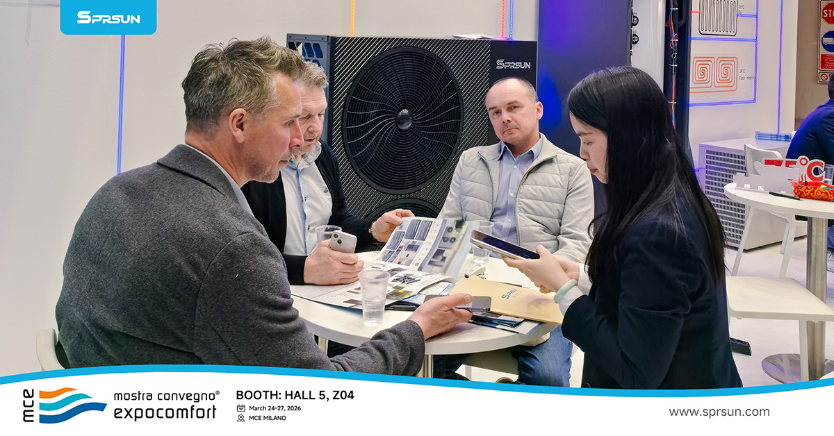 SPRSUN Personalul tehnic care prezintă produse vizitatorilor