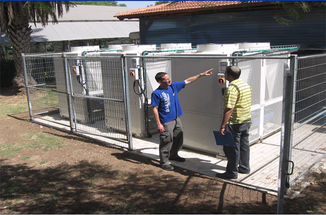 Oamenii verifică pompa comercială de căldură a piscinei