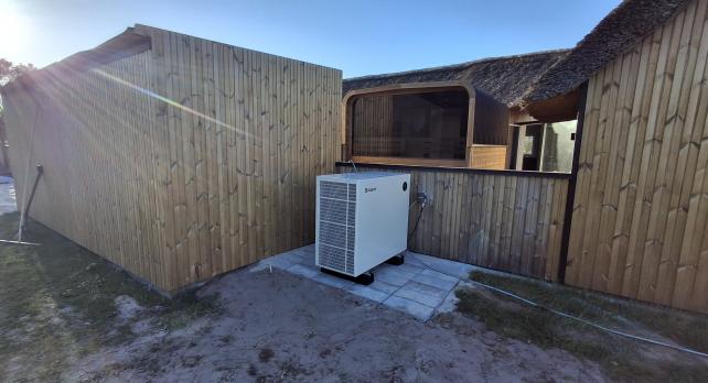 SPRSUN Pompă de căldură pentru piscină din seria Ocean instalată l&acirc;ngă piscina europeană din curte 